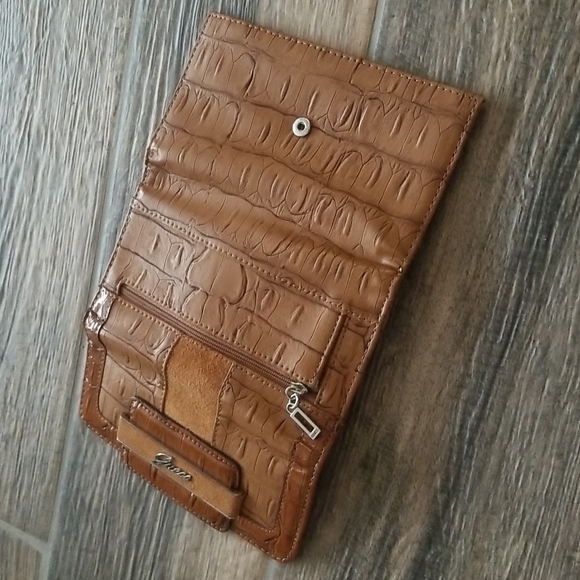 Guess Tan Wallet - Picture 6 of 10